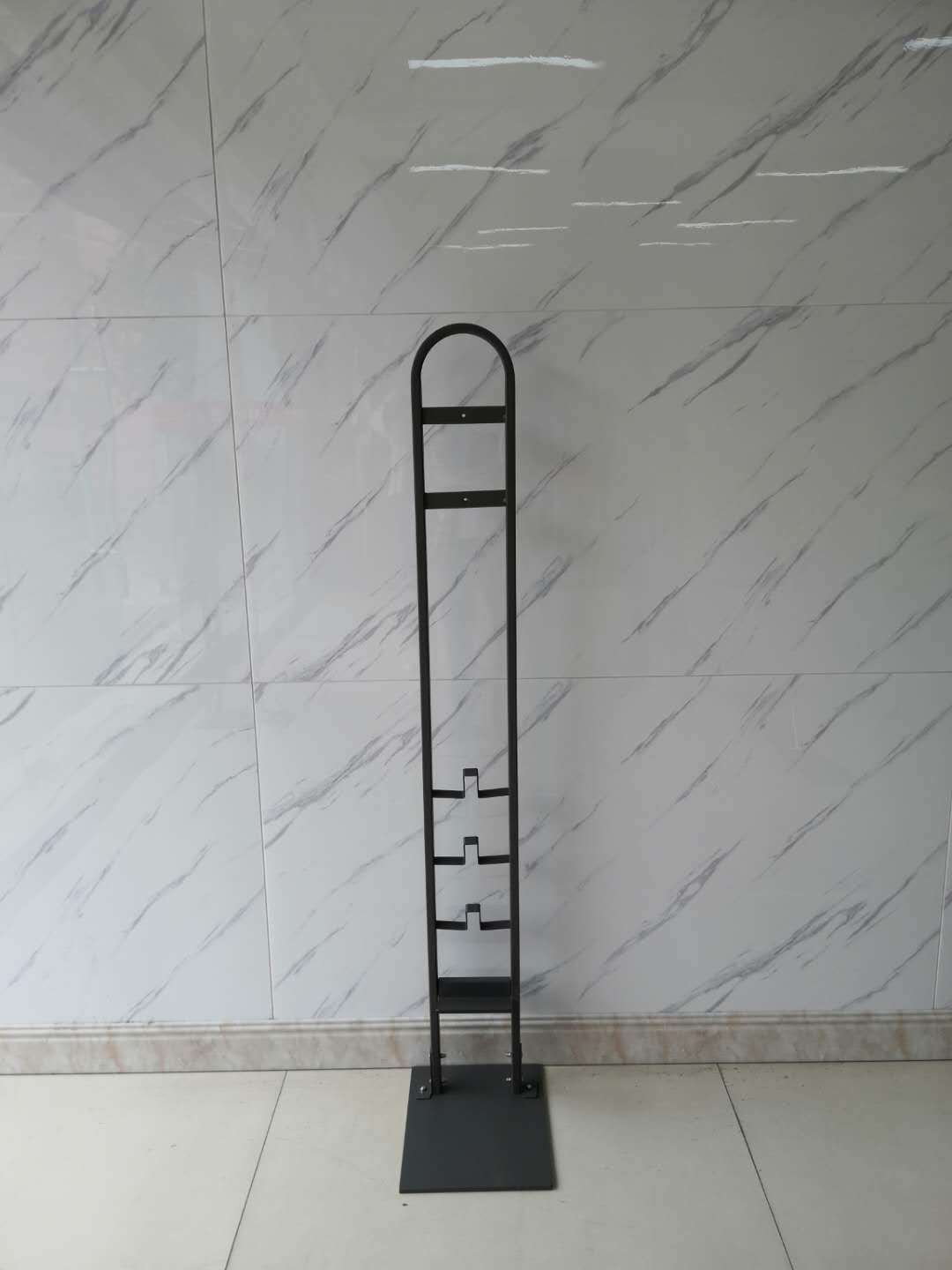 Floor - to - floor vacuum cleaner rack without punching